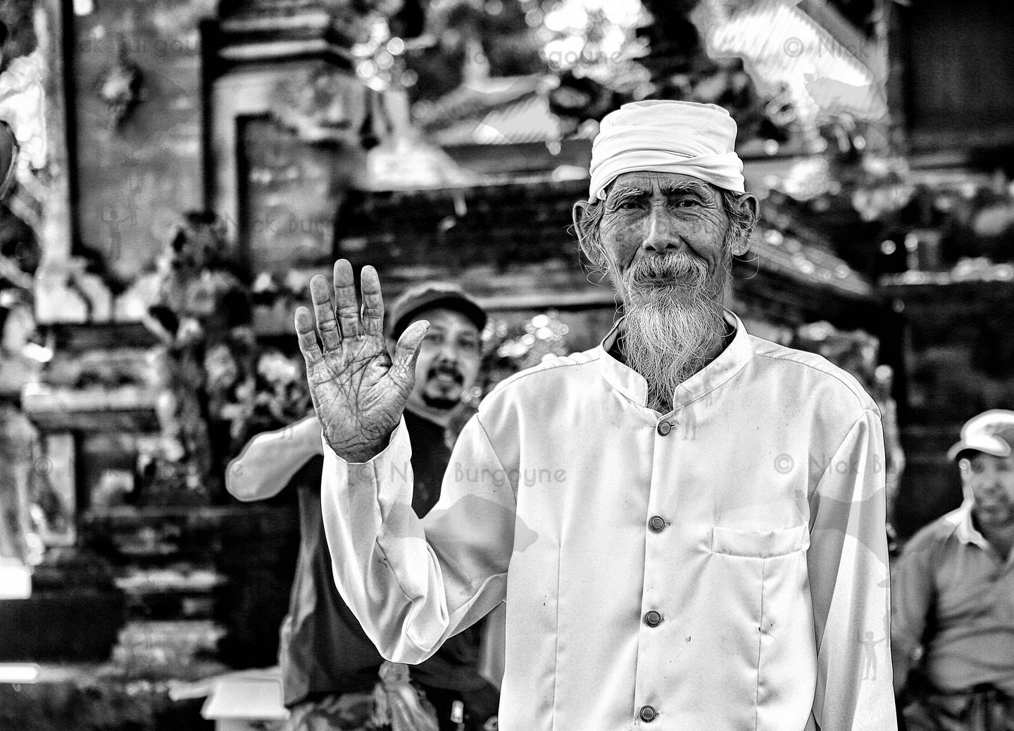Elder Priest, Desa Tunjuk